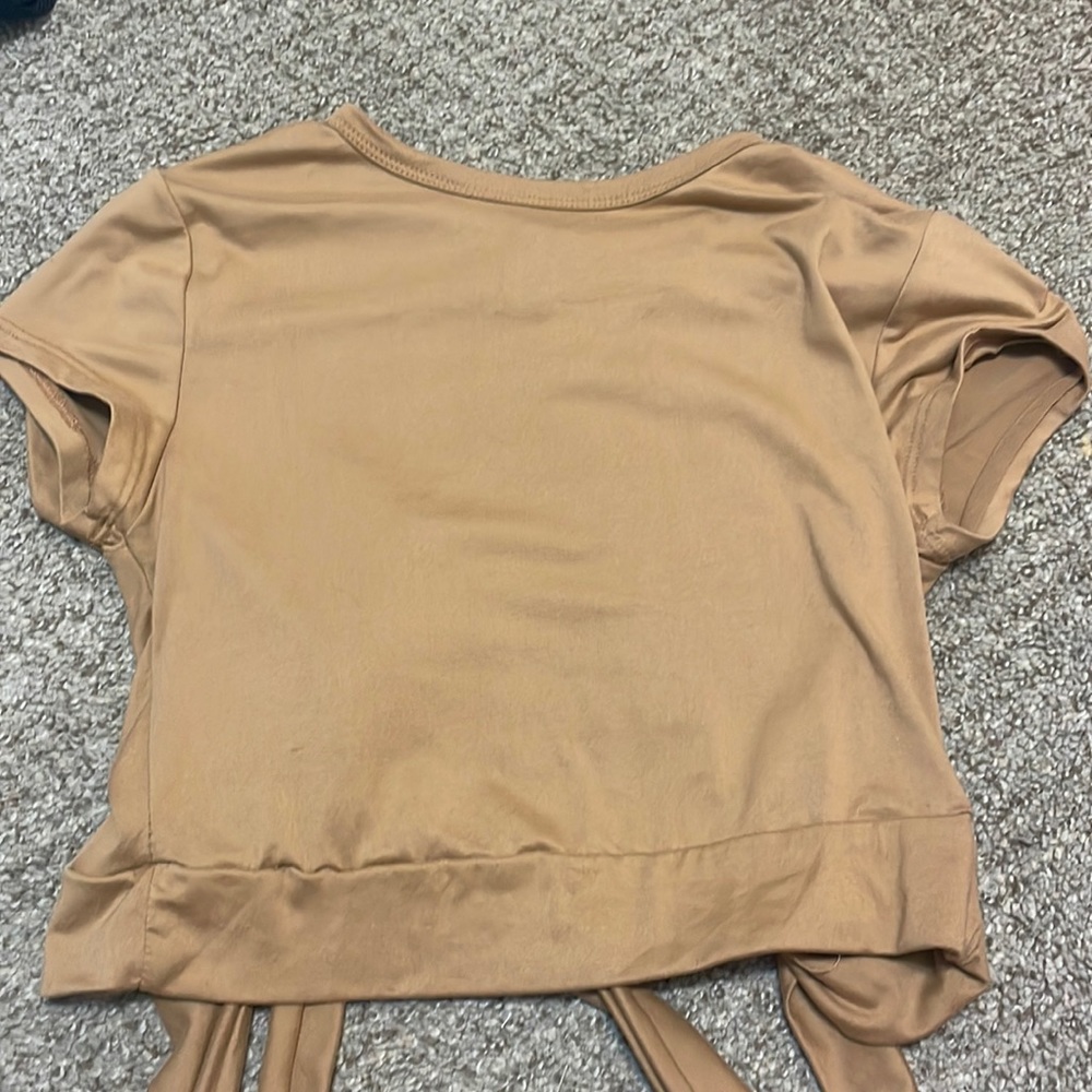 Size M, Rue 21 Crop Top w a tie/open back